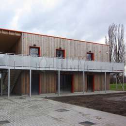 An der Fassade befestigter und auf Pfeilern ruhender Laufsteg An der Wand befestigter und auf Stützpfeilern ruhender Laufsteg; wird für den Zugang zum Gebäude entlang der Fassade verwendet.
